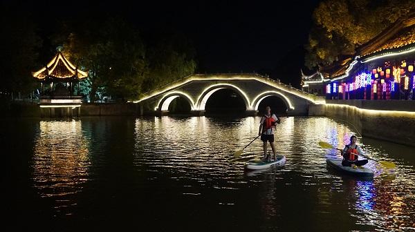 22万颗灯珠点亮夜空 水博园灯光秀登场