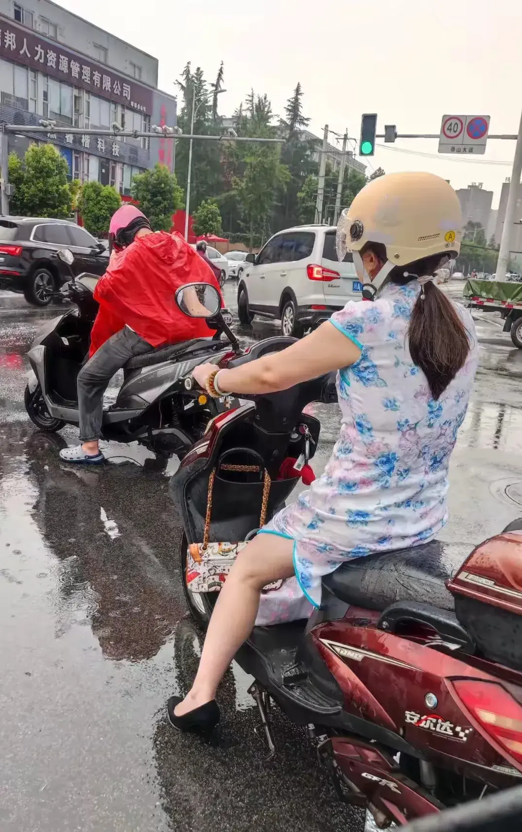 下开水！刚刚高温的成都突降暴雨！热气冒起来烫人