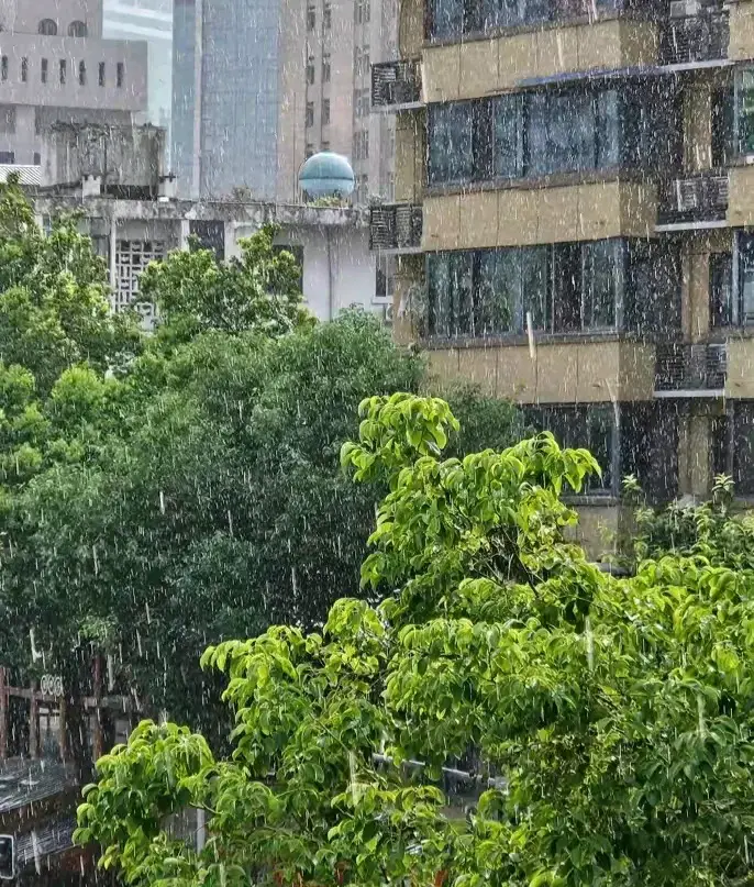 下开水！刚刚高温的成都突降暴雨！热气冒起来烫人  第4张