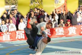 偏关县首届摔跤挠羊赛在黄河岸边激情上演